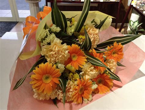 オレンジ系の花束と赤系の花束。 | 群馬県前橋市の花屋 FlowerShopはなせんWEBSITE