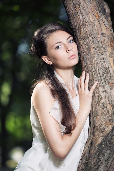 Бездомная девушка стоковое изображение. изображение насчитывающей ...