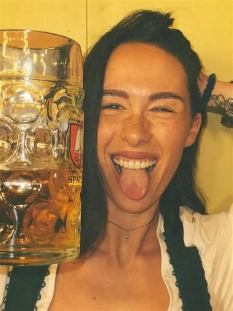 Für nur zwölf Euro!: Djamila Rowe zeigt sich als „Dschungelmommy" bei