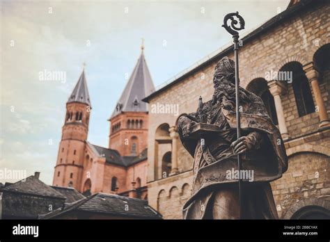 St Boniface Statue with Cathedral, Mainz Stock Photo - Alamy