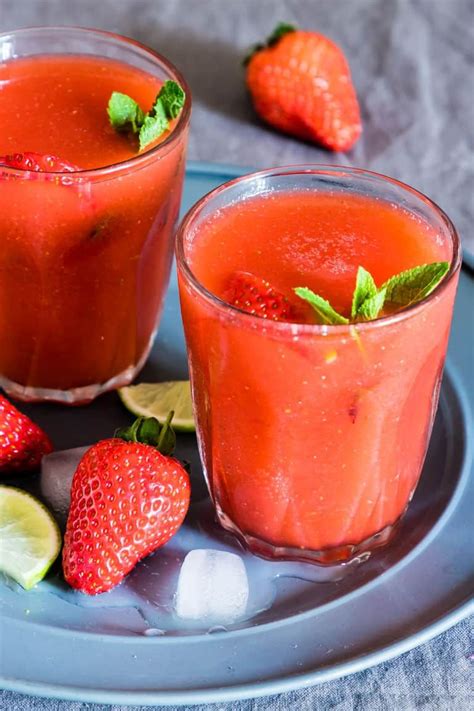 Ready for the BEST Strawberry Daiquiri recipe? This frozen daiquiri ...