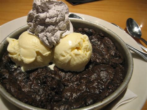 Cookie N Cream Pizookie - BJ's Restaurant and Brewery | Oreo recipes
