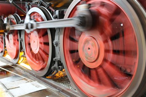 gambar kereta api  lintas roda melatih merah berbicara