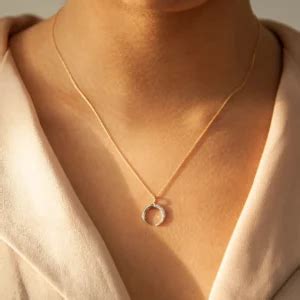 A Guide to the Minimalist Jewelry Trend: How to Shop It and Style It