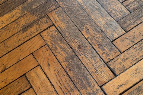 Comment poser et coller du parquet massif
