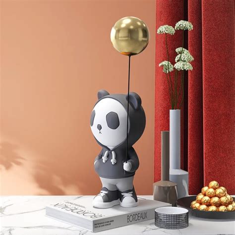 Tượng gấu panda cầm bóng để bàn phòng khách Indoor Garden