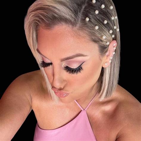 40 Modern Side Part Bob Haircuts for a Versatile Look 35