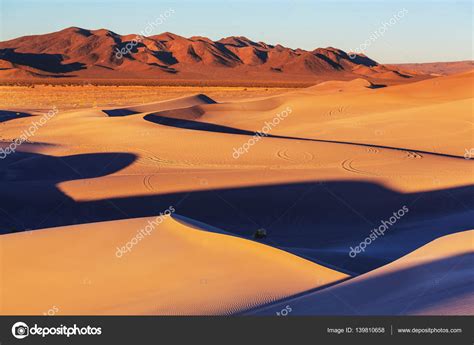 Sand dunes in the Sahara desert — Stock Photo © kamchatka #139810658