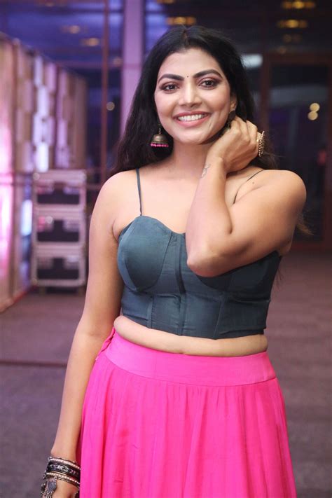 Lahari Shari sizzles at Spark movie pre release event - South Indian
