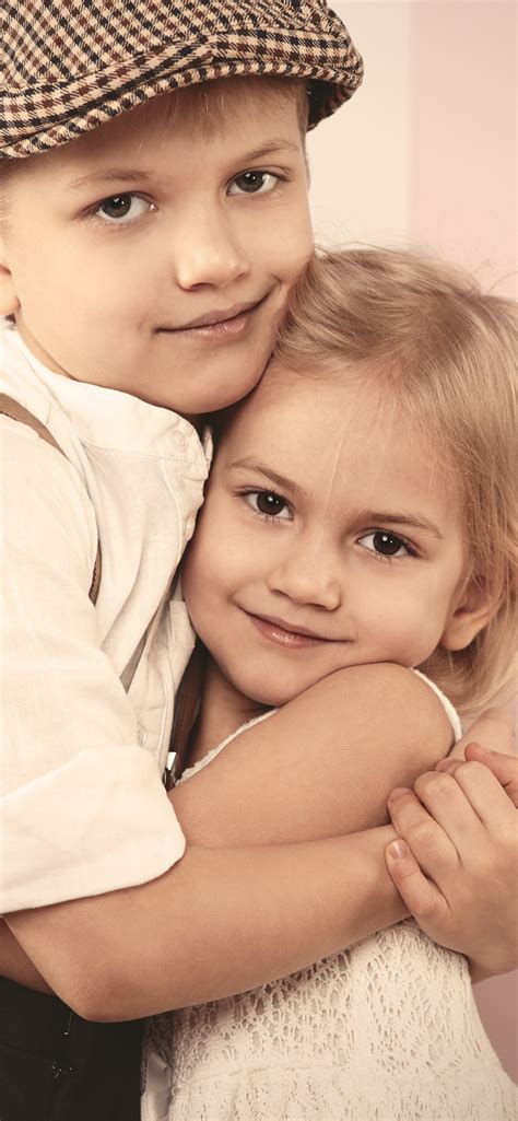 Lindo niño, niño y niña, amigos, abrazo 1242x2688 iPhone 11 Pro/XS Max ...