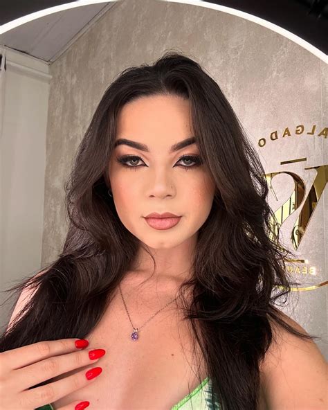 𝐉𝐮𝐥𝐢𝐚 𝐥𝐢𝐧𝐡𝐚𝐫𝐞𝐬 | makeup @victoriasalgadobeauty ️‍🔥 | Instagram