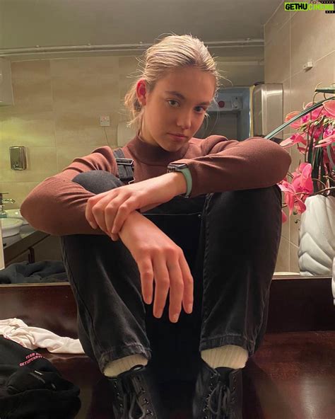 Allie Sherlock Instagram – Bathroom selfies @jessicadoolanx | Gethu Cinema