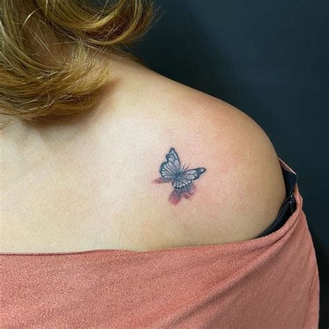 Tatuagem De Borboleta Pequena No Ombro - TATUAGEM NO OMBRO → De Flor, Coração, de Borboleta, Masculina