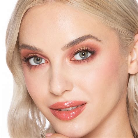 #NowTrending: Malibu Pink Makeup Trend