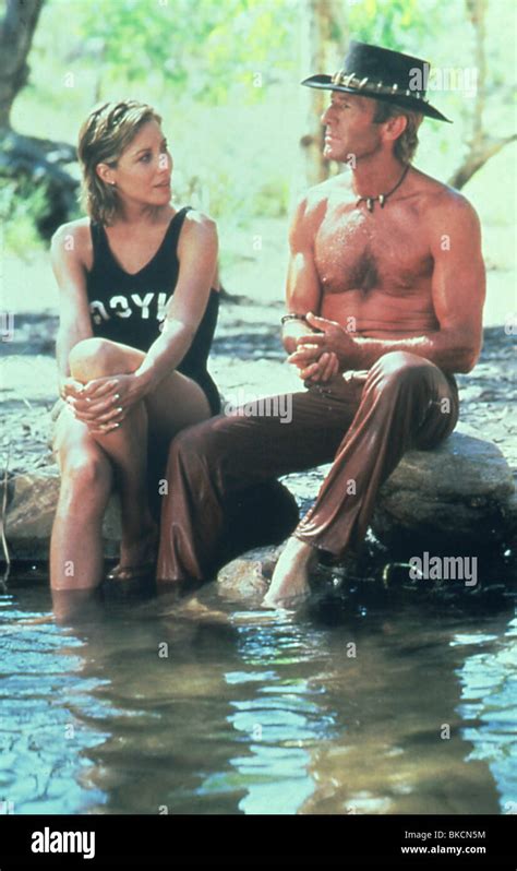 CROCODILE DUNDEE (1986) LINDA KOZLOWSKI, PAUL HOGAN CRCD 029 Stock Photo: 29168880 - Alamy