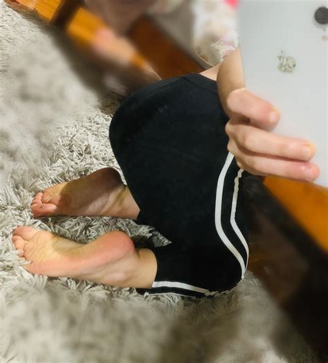 Rub my booty and feet, I’ll grant you three wishes! : r/mirrorfeet