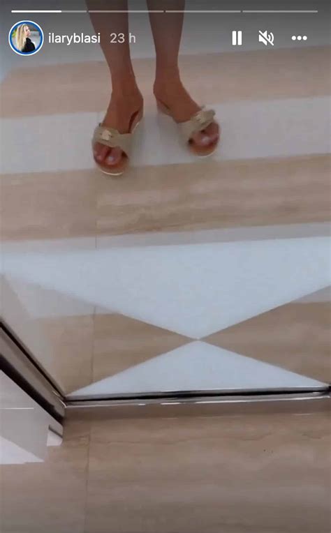 Ilary Blasi look estate 2022, rilancia la moda degli zoccoli di legno