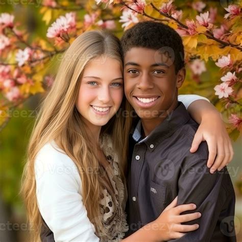 aimant adolescent interracial couple est profiter une romantique l