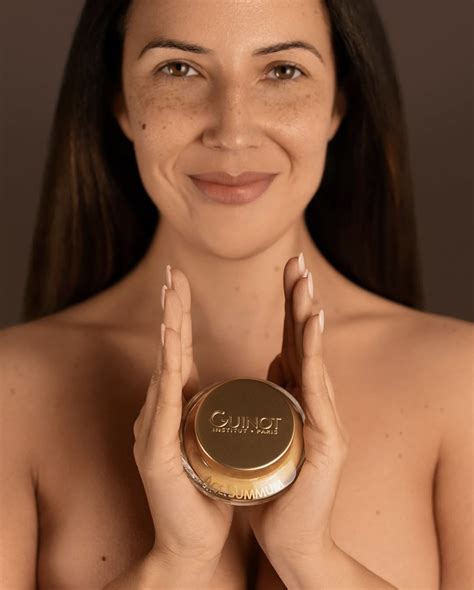 This caramelized hair technique gives a surprising glow to your skin 4