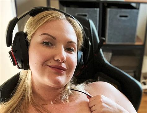 Kira Liv (Plus Size Model) Biography, Age, Height, Net Worth - Bioofy