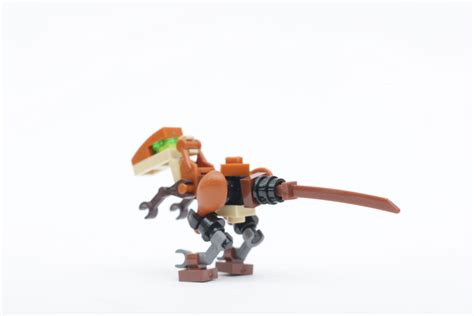 Velociraptor LEGO Jurassic World dinosaur build