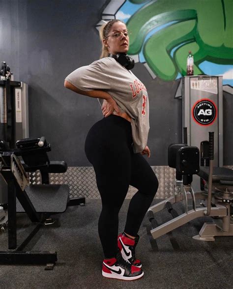 Missmiafit (5’7) Curves. : r/BeautifulWomenFitness