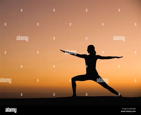 Silueta de mujer que hace yoga Fotografía de stock - Alamy