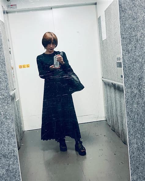 Megumi Okina 奥菜 恵 | 稽古前に打ち合わせ。ノーネームのコンクリートサンダルが歩きやすくて嬉しい。 ナイロン100℃ 舞台