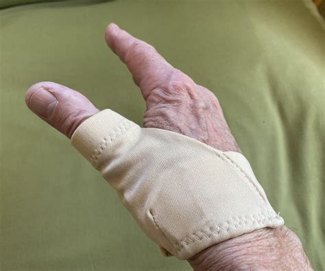 Make a Splint for Your Sore Thumb Joint : 10 Steps (with Pictures