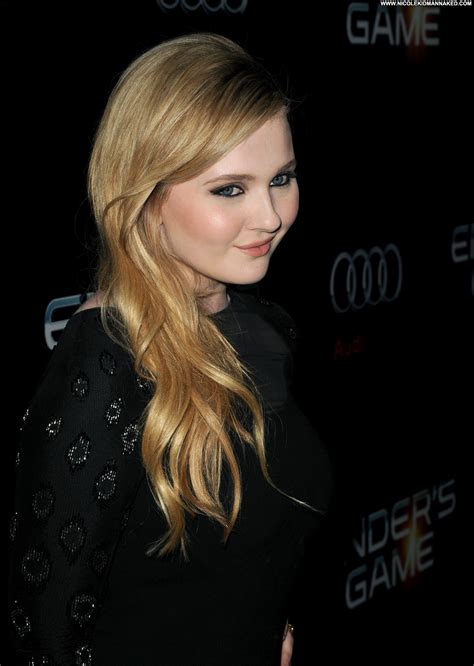 Abigail Breslin Posing Hot High Resolution Straight