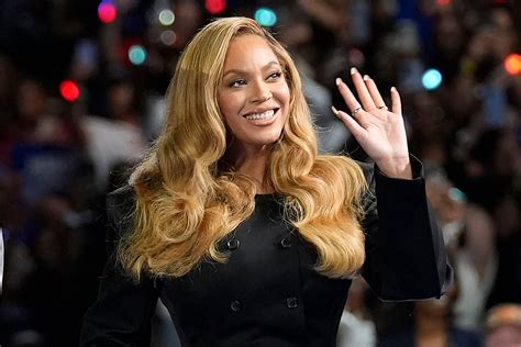 Clothing mogul and former Nets co-owner sues Citibank…