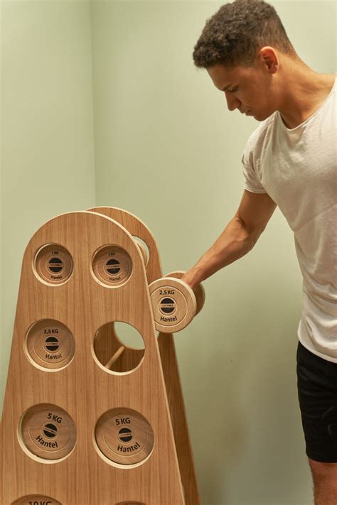 Fitnessgeräte kaufen und Klimmzüge an der Sprossenwand schaffen