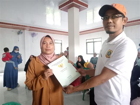 warga desa sukamakmur terima  sertifikat ptsl