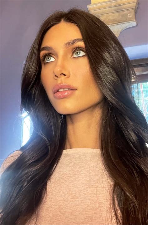 Vika Bronova image