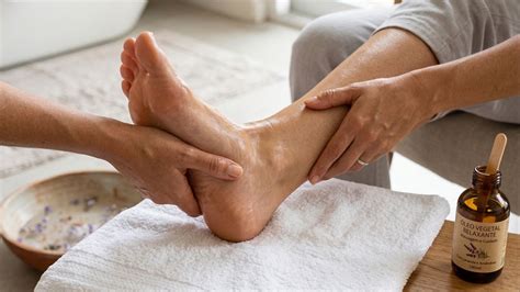Como Fazer Para Desinchar Os Pés - Como fazer um escalda-pés relaxante que reduz inchaço nas pernas após ...