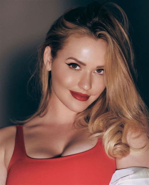 mia malkova en top rojo escotado  cabello ondulado retrato sensual de