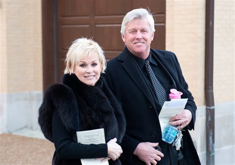 Country star Lorrie Morgan ‘devastated’ after sixth husband dies of