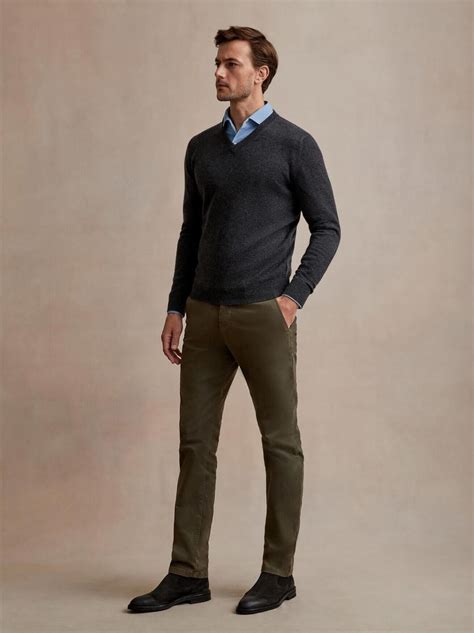 Modern office outfit for men with chinos, shirts and jumper with
