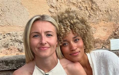 leah williamson appears  confirm relationship  girlfriend