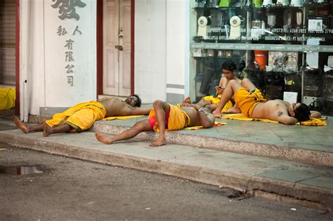 Fire Walking Ceremony – Sri Mariamman Temple – Singapore – Waex99 PhotoBlog