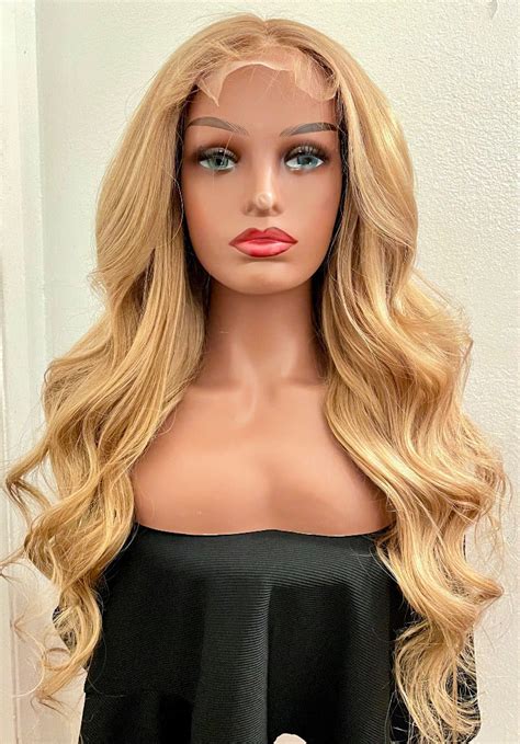 BLONDE BOMB – ONYINYECHI