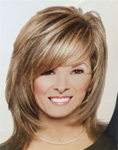 These hairstyles framing the face hide wrinkles in seconds 25