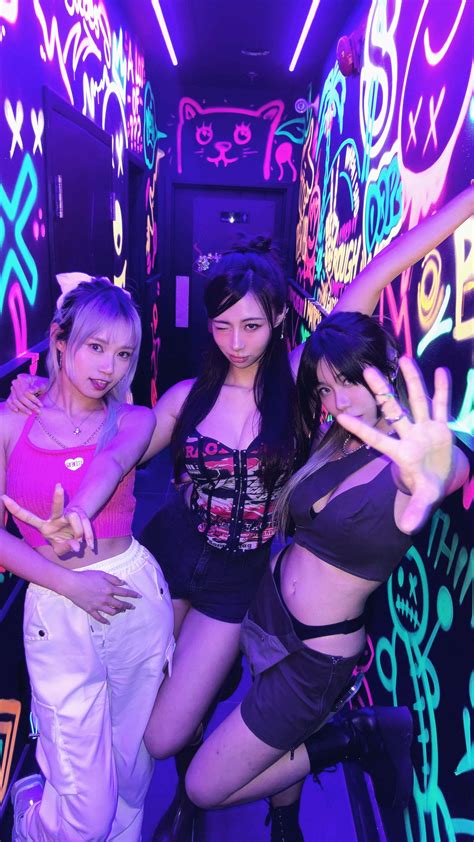 Chloe Chm | 1st or 2nd photo? 🤍🖤 @bellaxbunbun | Instagram