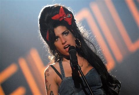 Amy Winehouse: Statue mit Pro-Palästina-Sticker beklebt— Musik Rolling
