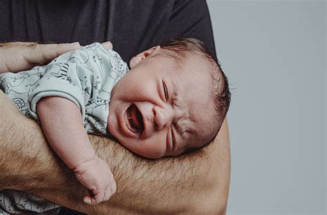 Bebe Chora Muito - É normal o bebê chorar muito? O que saber sobre isso - Universo Infantil