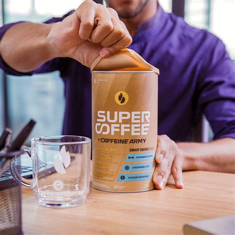 O Que É Super Coffee - Homem abrindo lata de supercoffee que vale a pena