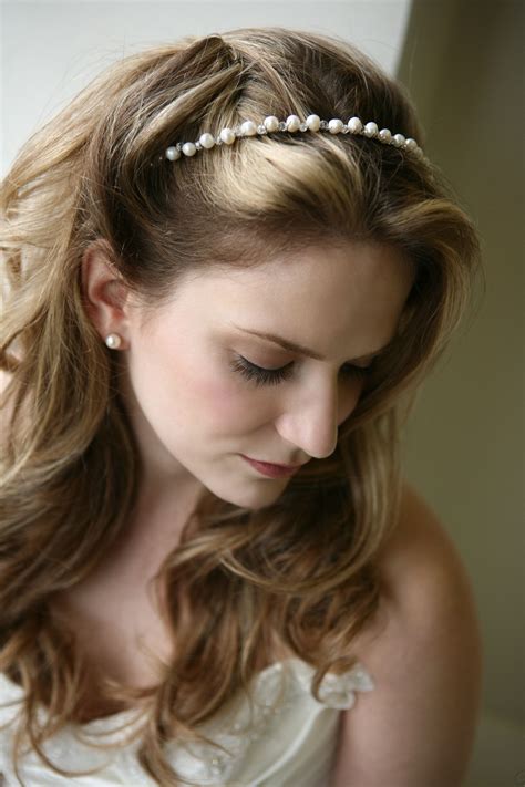 Romantic and soft waves, pinned up on one side. | Hair styles, Bridal