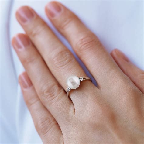 Pearl and diamond ring in white gold | KLENOTA
