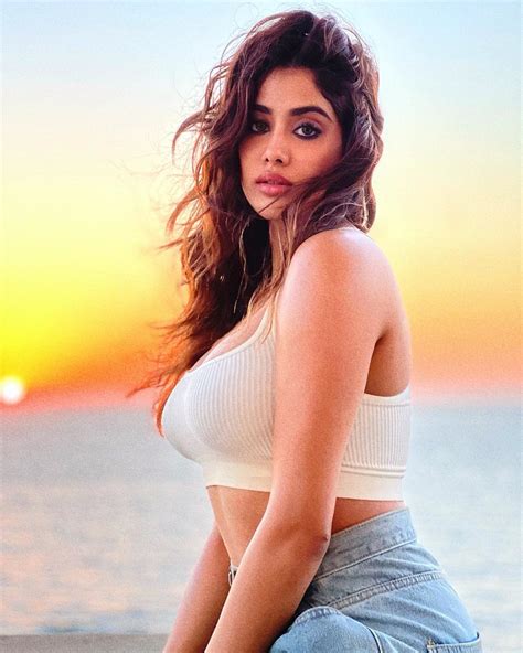 Janhvi Kapoor flaunts her curves - TeluguBulletin.com