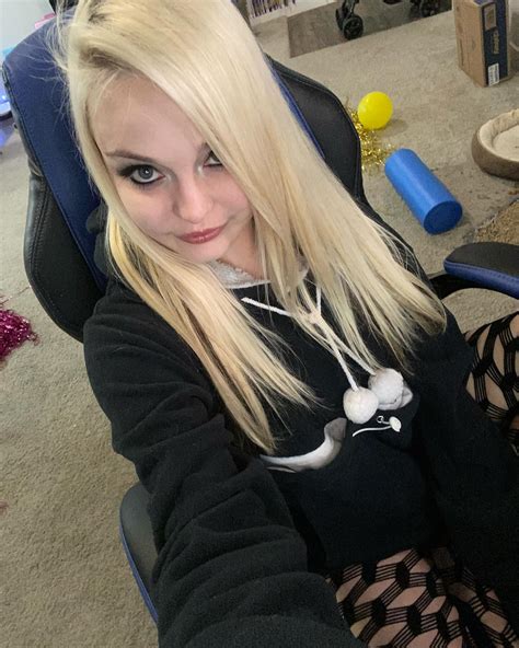 Blondiewondie | Hey hey 😊 Will be live today on twitch at 12:30PM PST/1